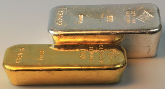 1kg Silberbarren im Vergleich mit einem 1kg Goldbarren