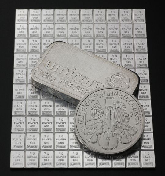 Eine 100g Silbertafel im Grössenvergleich zu einem gängigen 100g Silberbarren und einer 1oz Silbermünze