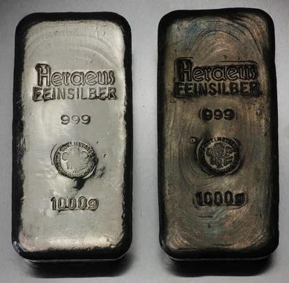 Die Oberfläche von Silberbarren oxidiert mit der Zeit und läuft an. Diese Patina ist ganz natürlich bei Silber und mindert den Wert von Silberbarren nicht.